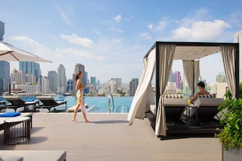 2 bars/lounges, poolside bar