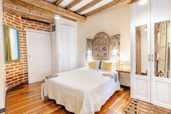 Loft de diseñador, 1 habitación, chimenea, vista al patio | Cocina privada | Refrigerador con congelador, microondas, horno y parrilla de estufa 