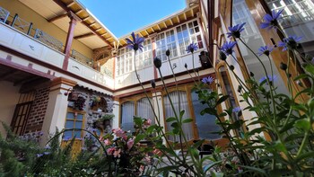 Design loft, 1 slaapkamer, open haard, uitzicht op de binnenplaats | Woonruimte | Een 48-inch flatscreentelevisie met satellietzenders en televisie