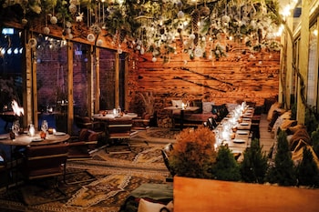 Une cuisine moderne dotée d’un îlot central, de tabourets de bar et de luminaires suspendus.