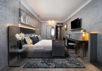 أغطية فراش متميزة وأسرّة بإسفنج يتكيف مع شكل الجسم وميني بار