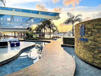 4 outdoor pools, open 9:00 AM to 7:00 PM, cabanas (surcharge)