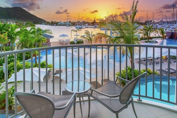 4 outdoor pools, open 9:00 AM to 7:00 PM, cabanas (surcharge)