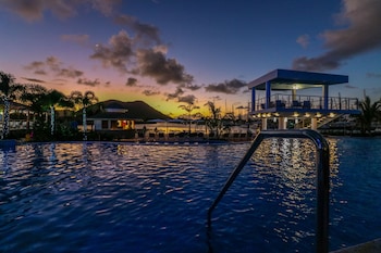 4 outdoor pools, open 9:00 AM to 7:00 PM, cabanas (surcharge)