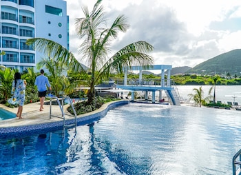 4 outdoor pools, open 9:00 AM to 7:00 PM, cabanas (surcharge)