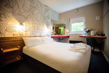 Chambre Signature double, 1 lit double, non-fumeur, salle de bains commune | Décor unique, bureau, espace de travail pour ordinateurs portables