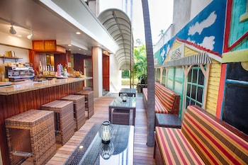 Alberca al aire libre y camas balinesas gratuitas