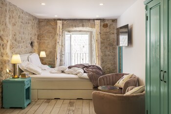 Suite studio Deluxe, 1 grand lit, vue sur la ville | Vue de la chambre