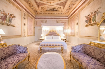 Suite Supreme, Canal View | Living area