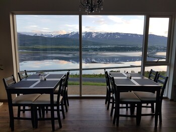 Un balcon offrant une vue sur un paysage montagneux et une rivière.