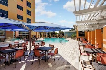 Alberca al aire libre, acceso de 10:00 a 22:00, y camastros 