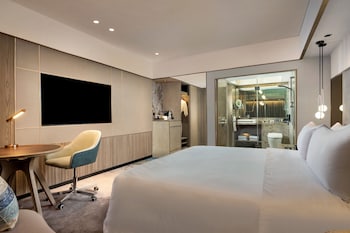 2 restaurants, breakfast, lunch served; local and international cuisine