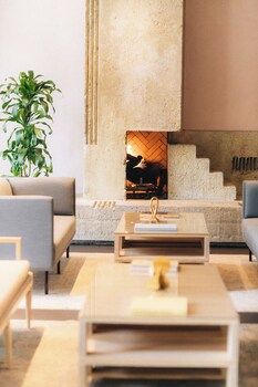 3 restaurants, breakfast served