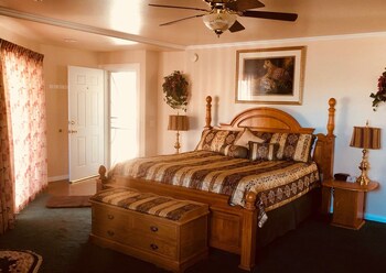 Classic Room, 1 King Bed, Non Smoking (104) | Free WiFi, bed sheets