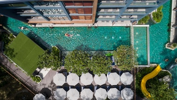 5 bars/lounges, rooftop bar
