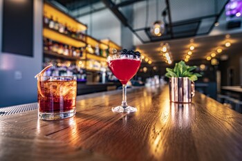 Serveert ontbijt, lunch en diner