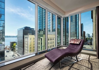 Rooftop bar, al fresco dining, open daily