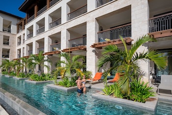 4 piscines extérieures, parasols, chaises longues