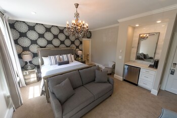Suite Deluxe | Decoración personalizada, muebles diferentes y cortinas blackout