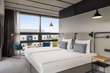 Phục vụ bữa sáng, bữa trưa, bữa tối, món ăn mang phong cách quốc tế