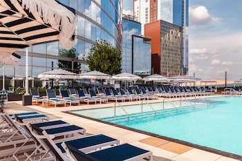 3 bars/lounges, lobby lounge