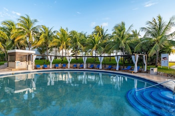 2 piscinas externas, funciona das 8h às 20h, guarda-sóis