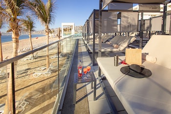 4 outdoor pools, pool umbrellas, sun loungers