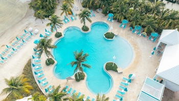 Rannalla, aurinkotuoleja, aurinkovarjoja, rantapyyhkeitä