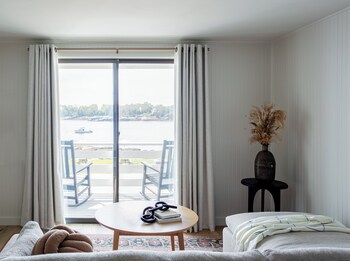 Oceanfront Deluxe King w/ porch | Beach/ocean view