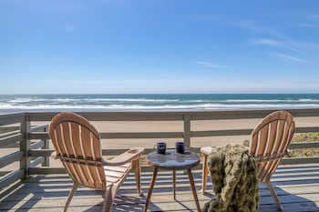 Basic Single Room, 1 Queen Bed, Partial Ocean View, Corner | Blackout drapes, free WiFi, bed sheets