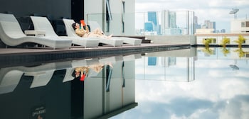 Una piscina al aire libre