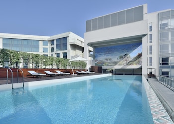 2 restaurants, breakfast, lunch, dinner served; international cuisine