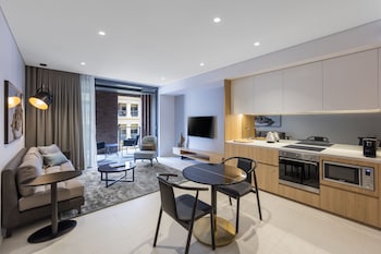Suite Premier, 1 chambre | Salle de séjour | Téléviseur connecté de 55 po avec télévision numérique, téléviseur