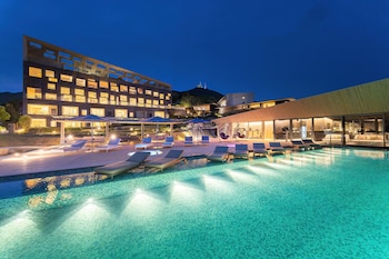 3 outdoor pools, open 7:00 AM to 10:00 PM, pool umbrellas