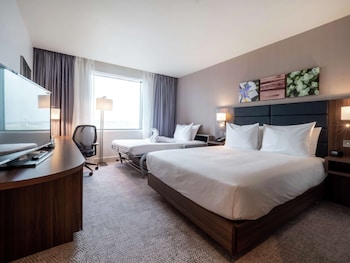 Quarto família, 1 cama Queen | Roupas de cama premium, cofres nos quartos, escrivaninha