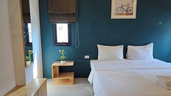 Un moderno vestíbulo de hotel con mostrador de recepción, zona de estar y amplias ventanas.