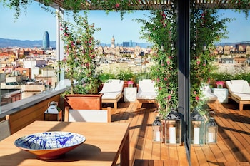 2 bars/lounges, rooftop bar, cocktail bar