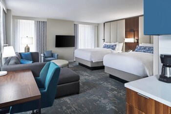 Premium bedding, in-room safe, desk, laptop workspace