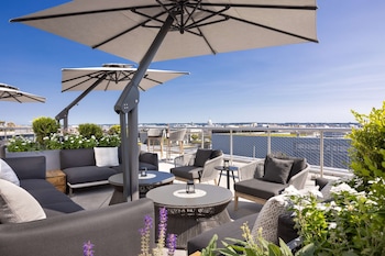 2 bars/lounges, lobby lounge, rooftop bar