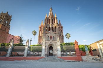 Outdoor pool, free cabanas, pool umbrellas