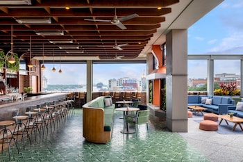 2 bars/lounges, lobby lounge