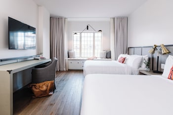 2 bars/lounges, lobby lounge