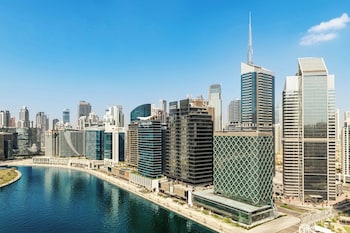 Alberca al aire libre, sombrillas en la alberca y camastros