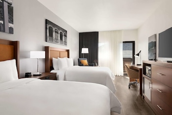 室外游泳池，日光浴躺椅