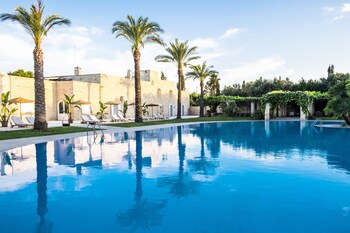 Een seizoensgebonden buitenzwembad en parasols bij het zwembad