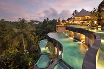 3 outdoor pools, pool umbrellas, pool loungers