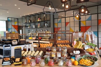 Daily buffet breakfast (JPY 2200 per person)