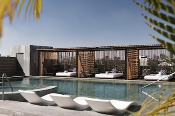 2 bars/lounges, poolside bar