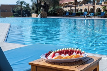 Piscina coberta i 2 piscines a l'aire lliure