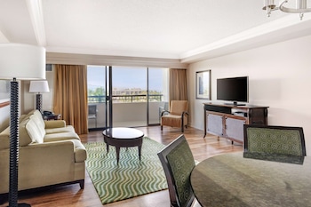 3 outdoor pools, pool loungers